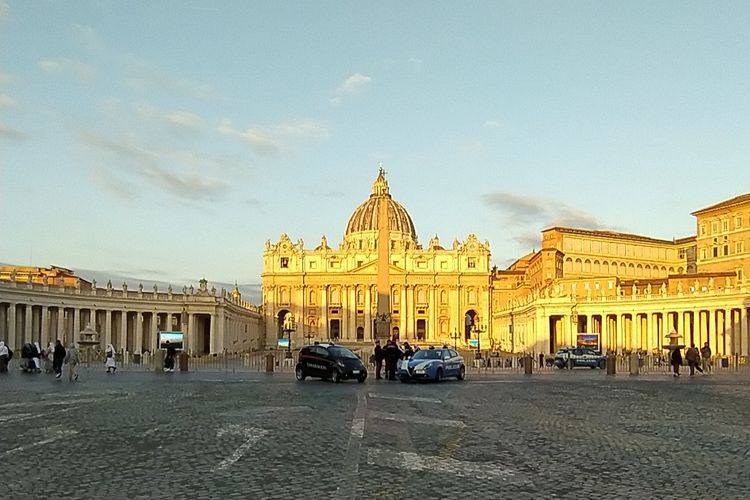 Suasana Rabu (27/10/2021) di Basilika Santo Petrus, Vatikan. Petugas keamanan berjaga-jaga meskipun lengang karena Vatikan belum dibuka untuk wisatawan. Pengamanan terkait KTT G20, 29-30 Oktober 2021.