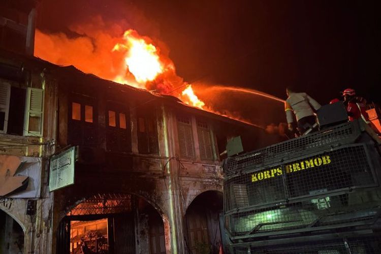 Kebakaran Hebat di Jalan Bandung Pematangsiantar, 5 Ruko Hangus Terbakar