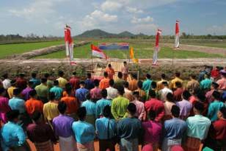 Ratusan pejabat di Lingga, Kepulauan Riau dilantik di sawah.  Sebelumnya, Sekretaris Daerah dan para camat dilantik di kompleks kuburan kuno yang dikenal sebagai Makam Merah
