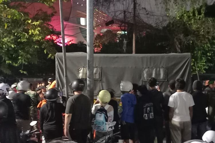 Kodim 0729 Bantul bantu evakuasi massa aksi yang pingsan diduga terkena gas air mata menggunakan truk tentara.