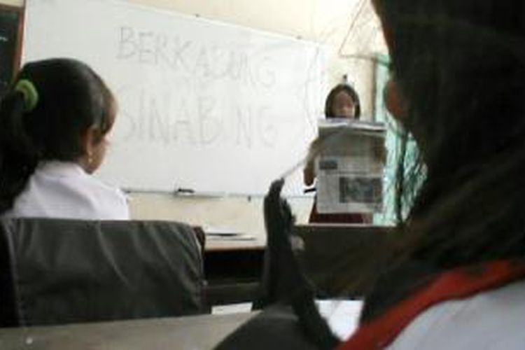 Siswa Sekolah Dasar di Solo gelar aksi solidaritas korban erupsi Gunung Sinabung, Selasa (4/2/2014).
