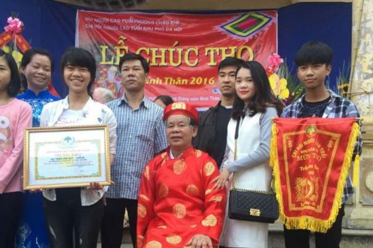 Tiga generasi dalam keluarga Tr?n V?n Q?y di upacara tradisional Vietnam.