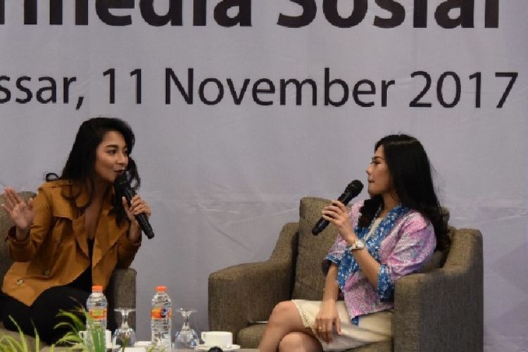 Dinda Kirana tamu dalam seminar ?Sosialisasi Literasi Cerdas Bermedia Sosial?, di Makassar, Sabtu (11/11/2017).