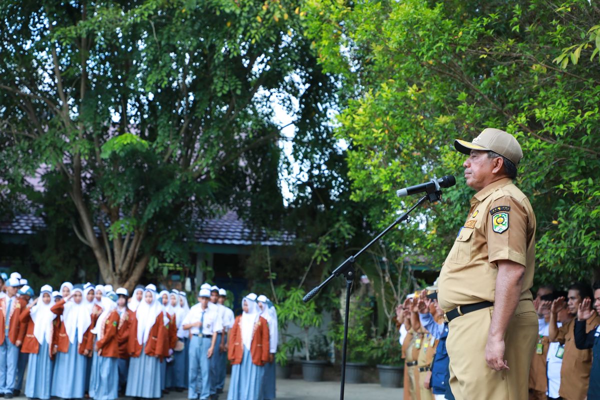 Bupati Siak Alfred terlihat menjadi pembina upacara saat apel pagi di Sekolah Menengah Atas Negeri (SMAN) 1 Sungai Apit, Kabupaten Siak, Provinsi Riau, Senin (9/9/2024) 