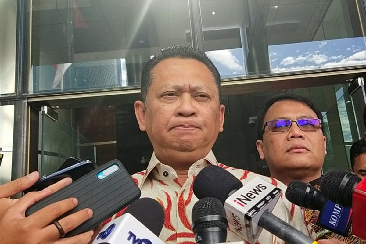 Ketua MPR Bambang Soesatyo memberi keterangan kepada pers usai bertemu Pimpinan KPK di Gedung Merah Putih KPK, Senin (9/3/2020).
