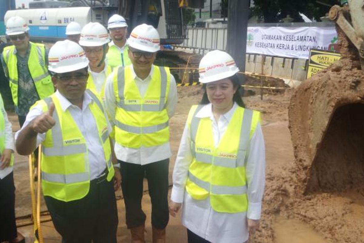 Menko PMK Puan Maharani meninjau proyek pembangunan velodrome di Jakarta Timur, Rabu (1/2/2017)