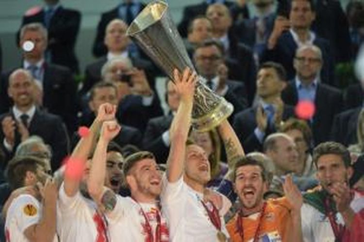 Ivan Rakitic mengangkat tropi Liga Europa usai timnya mengalahkan Benfica lewat adu penalti yang berakhir 4-2 di final.