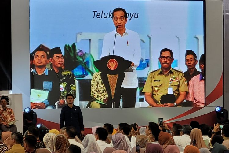 Presiden Jokowi saat penyerahan sertifikat tanah di GOR Premium Pertamina, Cilacap, Jawa Tengah pada Selasa (2/1/2024).