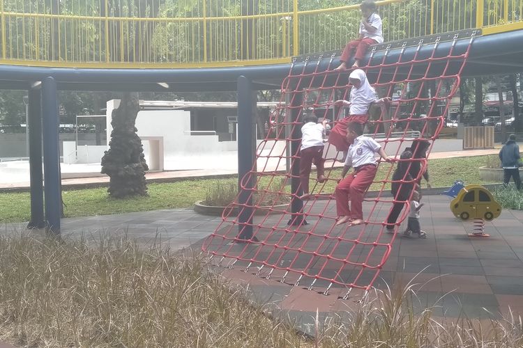 anak anak sedang bermain di Taman Puring, Kebayoran Baru, Jakarta Selatan, Selasa (14/1/2020)