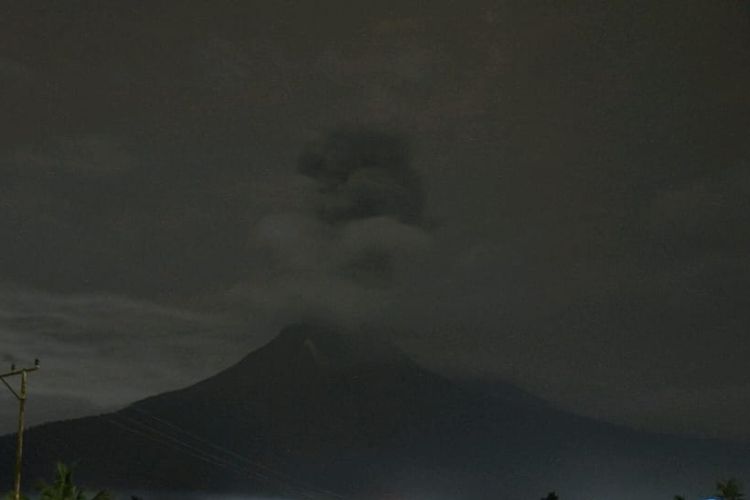 Gunung Lewotobi Laki-laki meletus pada Jumat (7/6/2024) malam