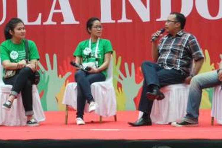 Pengajar Muda Indonesia Mengajar yang juga mantan None Kepulauan Seribu, Siti Soraya Cassandra (tengah).