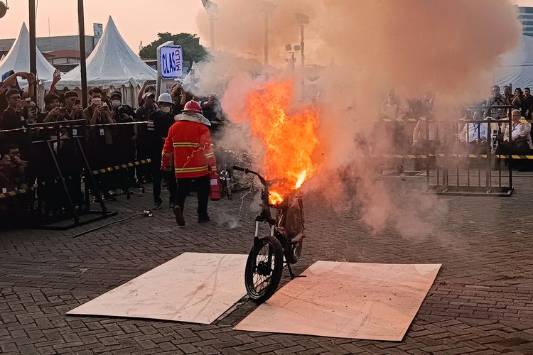 Sepeda motor listrik dibakar di pameran PEVS 2023