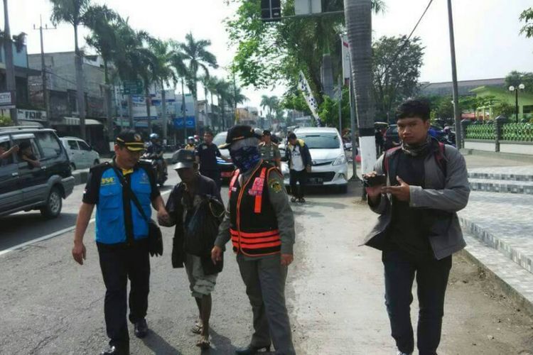 Tim Satuan Polisi Pamong Praja Kabupaten Madiun menangkap satu pengemis yang beroperasi di jalur mudik lebaran di Kota Caruban, Kabupaten Madiun, Rabu ( 21/6/2017).