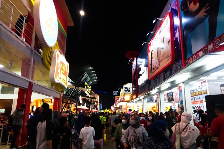 Suasana Pekan Raya Jakarta pada malam hari.