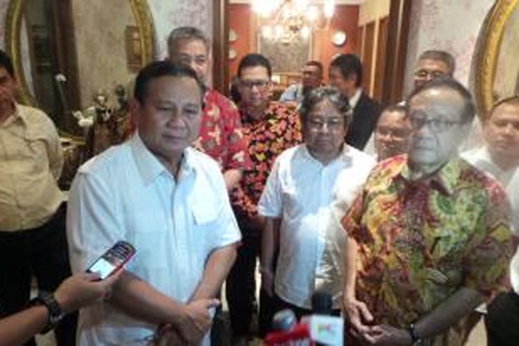 Prabowo Subianto bersama Akbar Tandjung, Kamis (22/5/2014), di Jakarta Selatan.