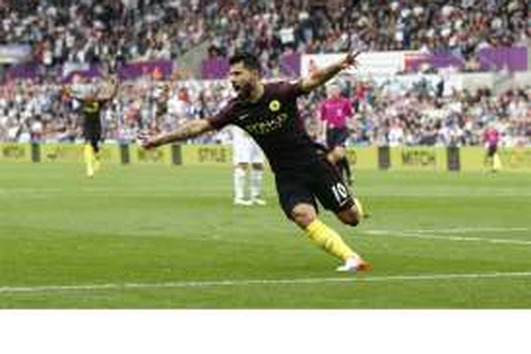 Striker Manchester City, Sergio Aguero, melakukan selebrasi setelah mencetak gol ke gawang Swansea City pada pertandingan Premier League di Stadion The Liberty, Swansea, Sabtu (24/9/2016).