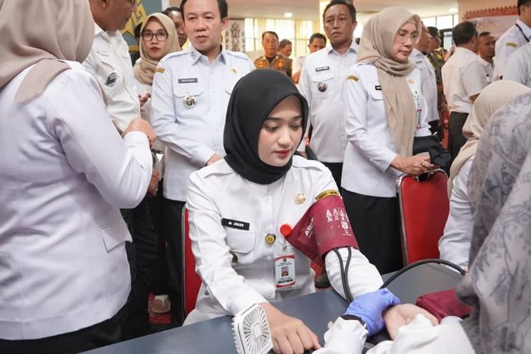 Wakil Gubernur Lampung Jihan Nurlela berpartisipasi dalam donor darah.