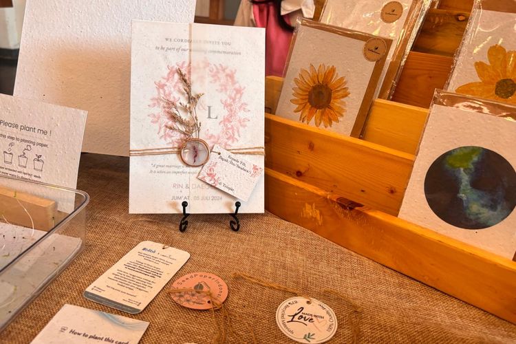 Produk Seed Paper Indonesia, selain bisa ditanam, kertas ini juga bisa memenuhi kebutuhan customer. Bisa dijadikan kalender, kartu undangan, kartu nama, kartu ucapan, hingga price tag