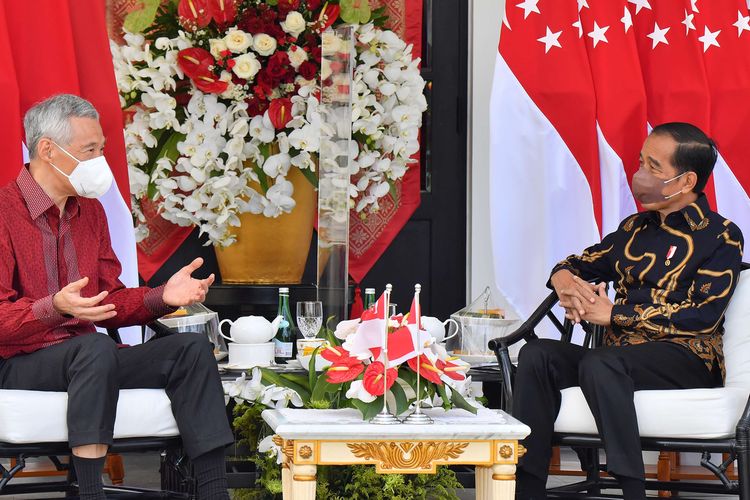 Presiden Joko Widodo (kanan) berbincang dengan Perdana Menteri Singapura Lee Hsien Loong di The Sanchaya Resort Bintan, Kabupaten Bintan, Kepulauan Riau, Selasa (25/1/2022). PM Singapura Lee Hsien Loong pada Minggu (21/8/2022) mengumumkan bahwa Singapura akan mencabut undang-undang (UU) era kolonial yang mengkriminalisasi seks gay.
