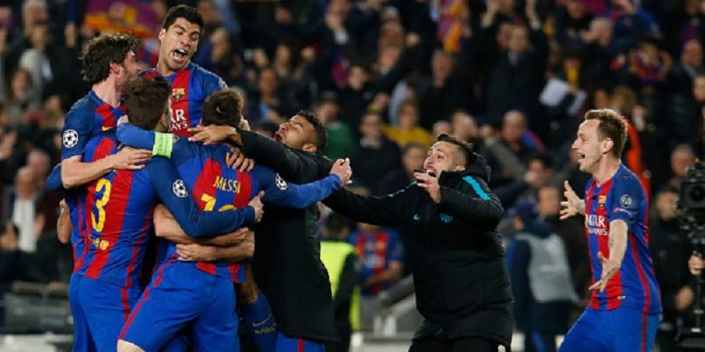 Para pemain Barcelona merayakan gol Sergio Roberto di Stadion Camp Nou yang menghentikan langkah Paris Saint-Germain di Liga Champions, Rabu (8/3/2017). 