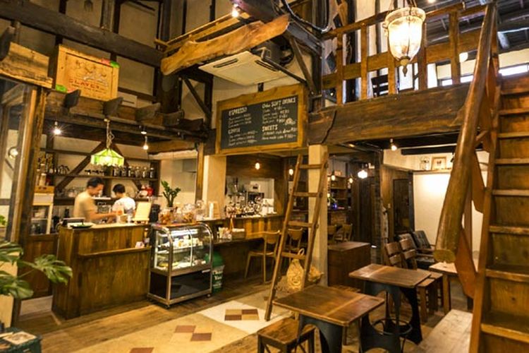 Keunikan Kamee Coffee di Kyoto, Jepang, ini yakni interior kafe seperti meja dan pernak-pernik ala Amerika. 