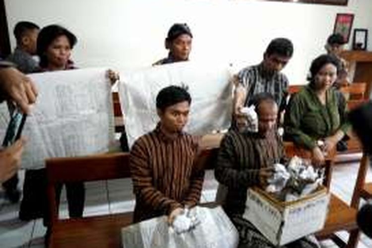 Lima Orang PKL Gondomanan saat menunjukan uang recehan di ruang persidangan