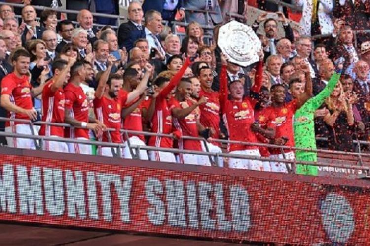 Manchester United meraih trofi Community Shield ke-21 seusai mengalahkan Leicester City di Wembley, Minggu (7/8/2016). 