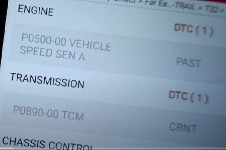 Diagnosa masalah pada Nissan X-Trail T32 menunjukkan TCM-nya rusak dengan kode masalah P0890.