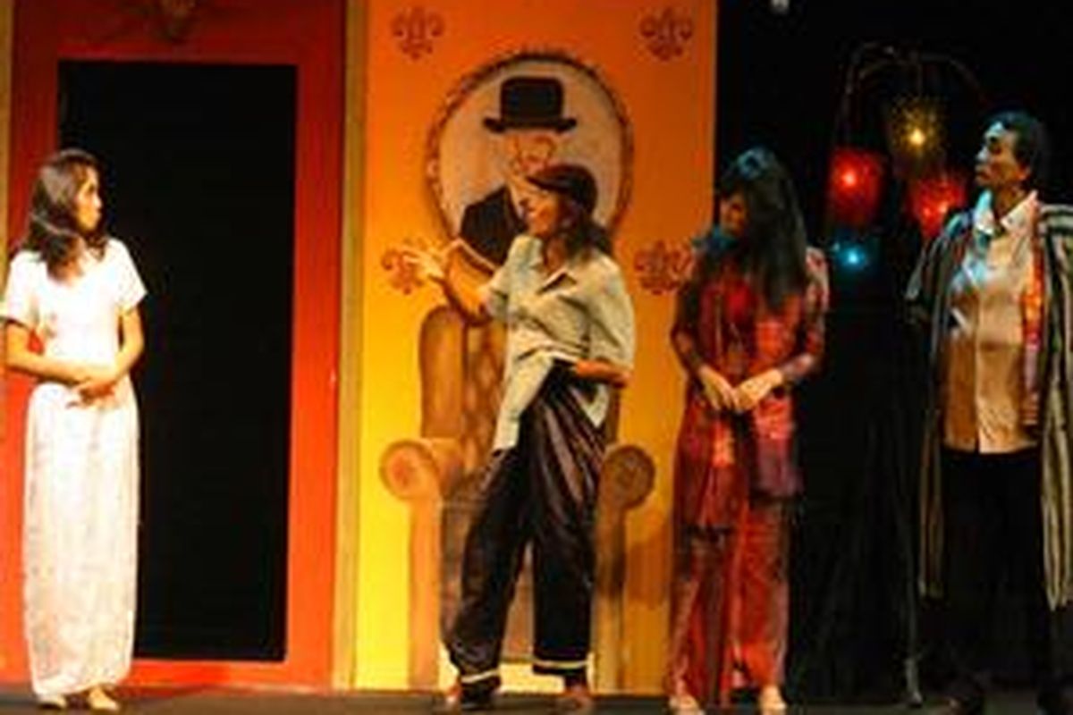 Teater Keliling tampil di ruang auditorium RRI, Minggu (8/3).