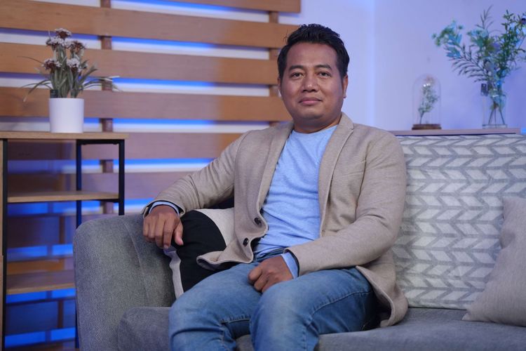 Pengamat politik sekaligus dosen Fakultas Ilmu Sosial dan Ilmu Politik UIN Syarif Hidayatullah Jakarta Adi Prayitno berpose setelah diwawancarai KOMPAS.com dalam program Gaspol di Gedung Kompas Gramedia, Jakarta pada, Jumat (13/12/2024).