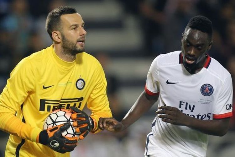 Penjaga gawang Inter Milan, Samir Handanovic, mengamankan bola pada laga uji coba kontra Paris Saint-Germain di Doha, Qatar, 30 Desember 2015.