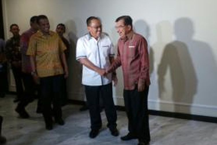 Wakil Presiden Jusuf Kalla (kanan) menerima Ketua Umum Partai Golkar Aburizal Bakrie di Kantor Wakil Presiden, Jumat (24/10/2014). 
