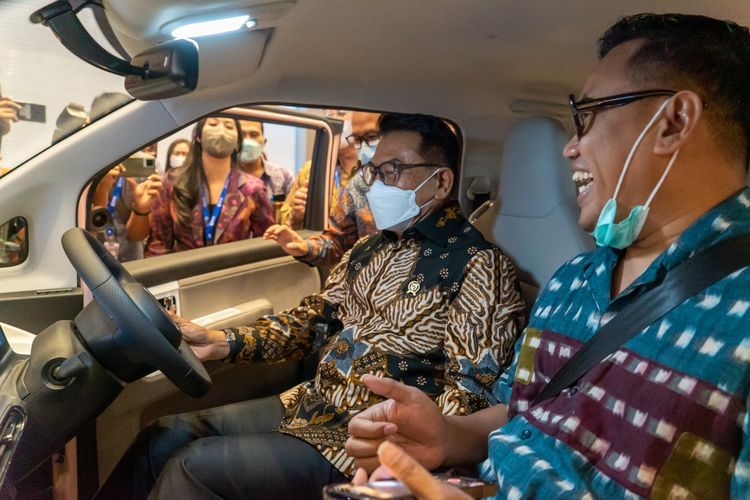 Kepala Staf Kepresidenan Dr. Moeldoko bersama selebriti Uya Kuya menjajal mobil listrik pada pameran kendaraan Periklindo Electric Vehicle Show (PEVS) 2022, di Jiexpo Kemayoran Jakarta, Jum'at (22/7/2022).)