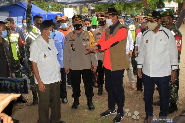 Kepala BNPB Doni Munardo (kedua kanan) berbincang-bincang dengan Bupati Lembata Eliyaser Yentji Sunur (kiri) dan Kapolda NTT Irjen Pol Lotharia Latif (kedua kiri) serta Wakil Gubernur NTT ketika meninjau meninjau tenda pengungsi erupsi Gunung Ili Lewotolok Kota Lewoleba, Kabupaten Lembata, Rabu (2/12/2020). 