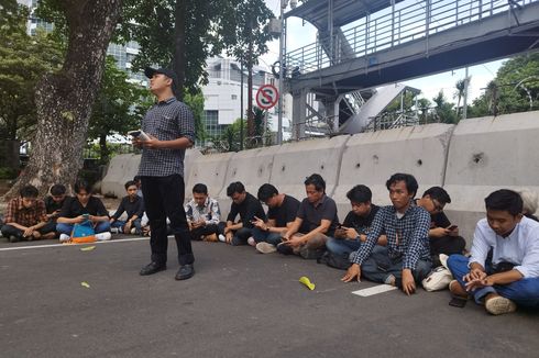 Di Depan Barikade Beton Berduri, Mahasiswa yang Demo di Patung Kuda Bacakan Puisi Demokrasi