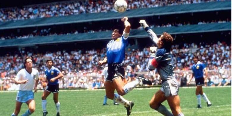 Aksi Diego Maradona ketika mengalahkan kiper Inggris, Peter Shilton, dalam perebutan bola di udara pada laga perempat final Piala Dunia 1986 di Meksiko. Gol ini kemudian dikenal dengan sebutan Gol Tangan Tuhan.