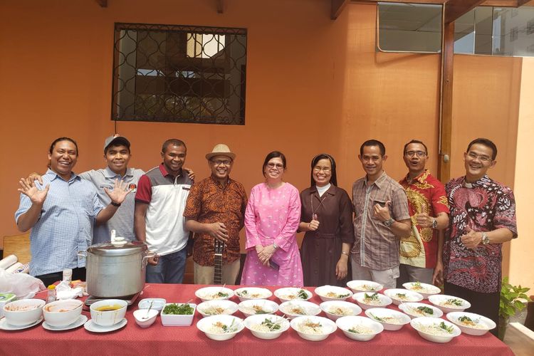 Menu bakso dan es buah menyambut kedatangan warga Indonesia yang sejak pukul 8.00, Sabtu (13/4/2019) sudah meramaikan kantor Kedutaan Besar RI di Lima, Peru, untuk pelaksanaan pemilihan umum. 