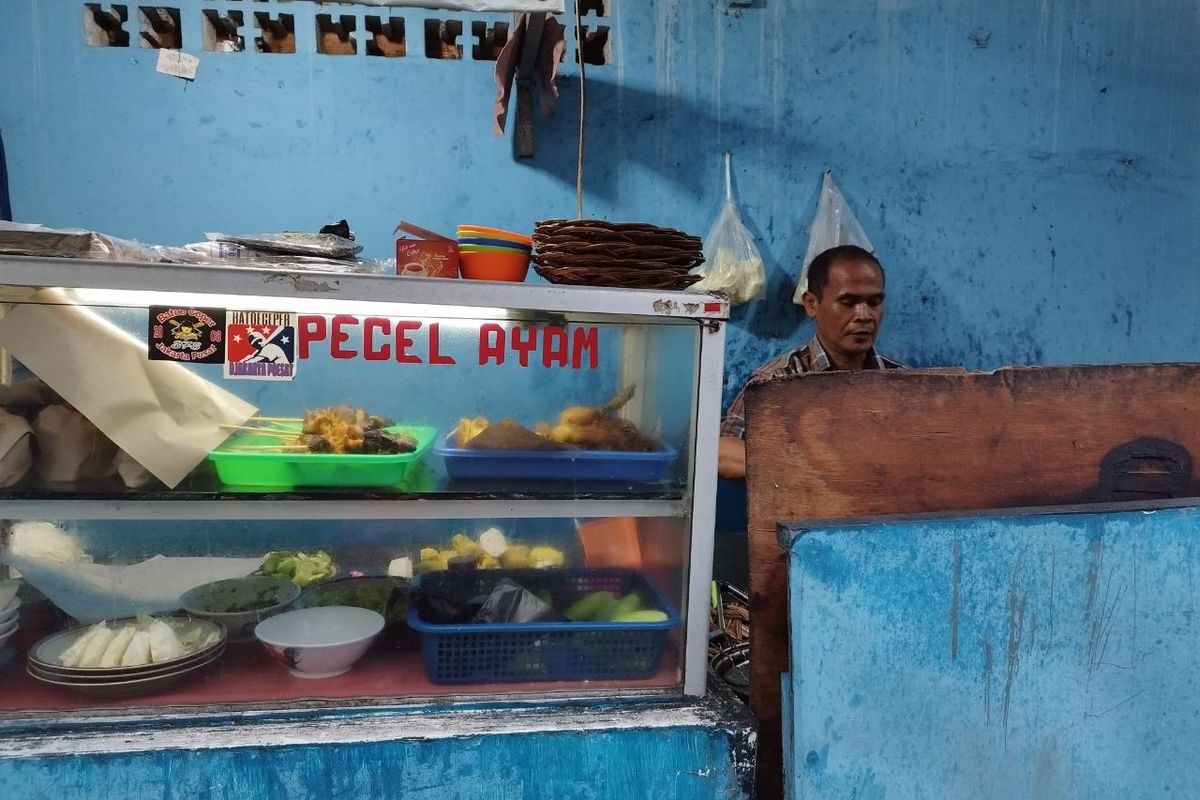 Intan (49), pedagang pecel ayam di kawasan Hayam Wuruk, Jakarta Pusat, Senin (31/7/2023). (KOMPAS.com/XENA OLIVIA)