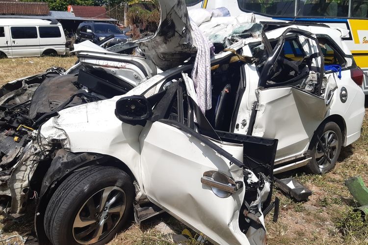 Kondisi mobil Honda Mobilio rusak parah setelah terlibat kecelakaan di KM 486+600 jalur A Tol Semarang-Solo tepatnya di Wilayah Teras, Boyolali, Jawa Tengah, Sabtu (3/9/2022).