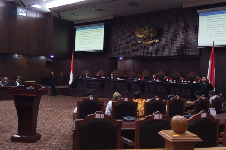 Ketua Mahkamah Konstitusi Arief Hidayat bersama delapan hakim konstitusi dalam sidang putusan uji materi yang digelar di ruang rapat pleno Gedung MK, Jakarta Pusat, Rabu (19/7/2017). 