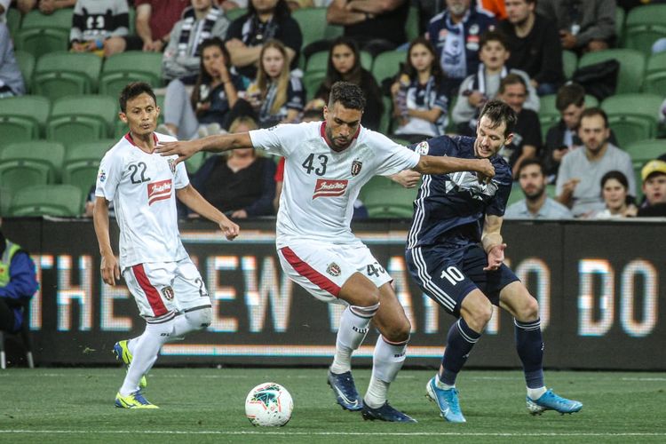 Pemain Bali United, Willian Pacheco mencoba untuk menguasai bola saat bertandan ke kandang Melbourne Victory pada Selasa (21/1/2020) di Stadion AAMI Park.