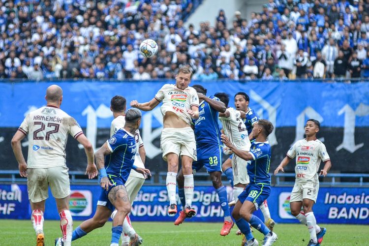 Pemain Persija Jakarta, Hanno Behrens, saat menyundul bola, dalam pertandingan melawan Persib Bandung pada laga tunda pekan ke-11 Liga 1 2022-2023. Laga Persib vs Persija dalam jadwal Liga 1 digelar di Stadion Gelora Bandung Lautan Api (GBLA) pada Rabu (11/1/2023). Terkini, laga Persija vs Persib bakal digelar tanpa penonton.