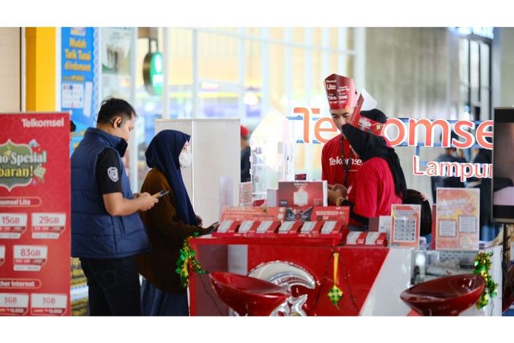 Posko Telkomsel Siaga di Pelabuhan Bakauheni, Lampung, hadir untuk memenuhi kebutuhan solusi konektivitas pelanggan yang melakukan perjalanan mudik di pelabuhan penyeberangan yang menghubungkan Pulau Jawa dan Pulau Sumatera.