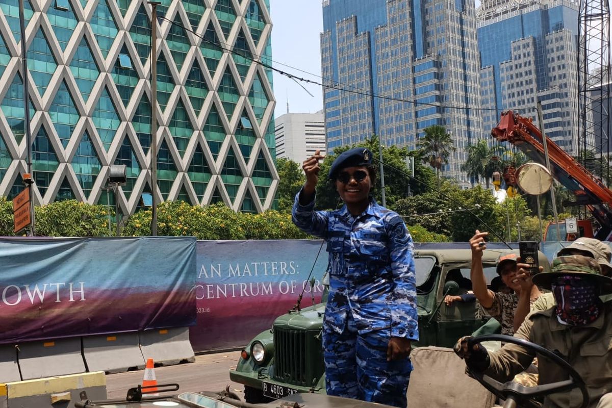 Simbol jari hati yang diberikan oleh prajurit TNI kepada warga saat pawai alutsista di Jalan MH Thamrin, Menteng, Jakarta Pusat, Kamis (5/10/2023). Pawai itu merupakan salah satu dari rangkaian HUT TNI ke-78 yang dilakukan di Jakarta.