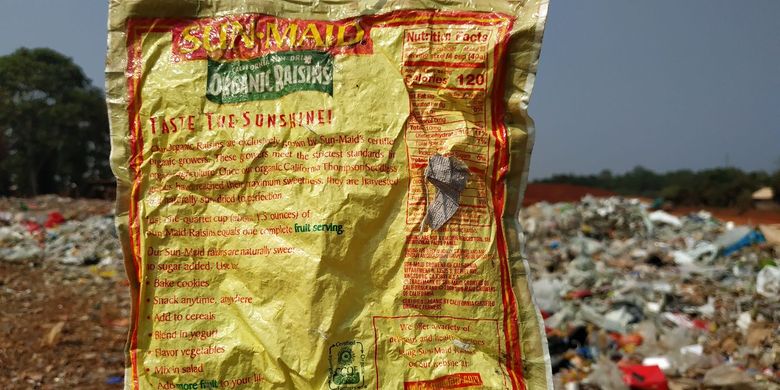 Sampah kemasan makanan asal luar negeri di lahan samping TPA Burangkeng, Bekasi.