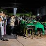 Suasana Shalat Jenazah Massal Korban Kecelakaan Bromo di Halaman Parkir RSBS Jember, Penuh Air Mata