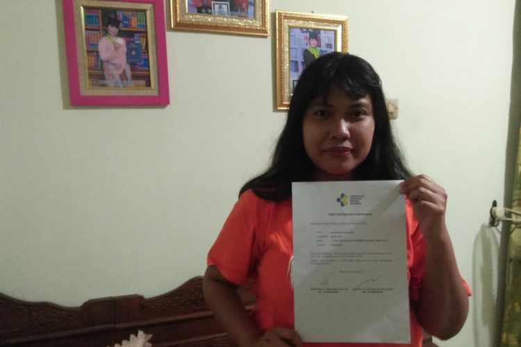 Ayu Winda Puspitasari saat menunjukkan surat sehat bebas virus corona, yang didapat usai menjalani observasi di Pulau Natuna.