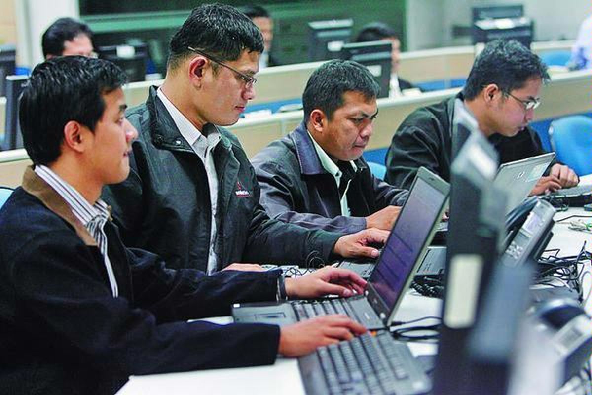 Staf bagian teknologi dan informasi memonitor sistem transaksi melalui Command Center Mandiri di Plaza Mandiri, Jakarta, Rabu (14/1). Mereka memonitor kelancaran sistem teknologi informasi dan saluran pengirim untuk anjungan tunai mandiri (ATM) dan SMS banking.