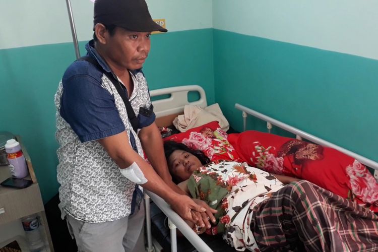 Seorang pasien Rumah Sakit Undata Palu, Sulawesi Tengah, yang selamat dari guncangan gempa bumi pada Jumat (28/09/2018) lalu, kini mengungsi ke Kota Palopo, Sulawesi Selatan dan kembali menjalani perawatan medis di Rumah Sakit Siti Madyang, Senin (8/10/2018). 