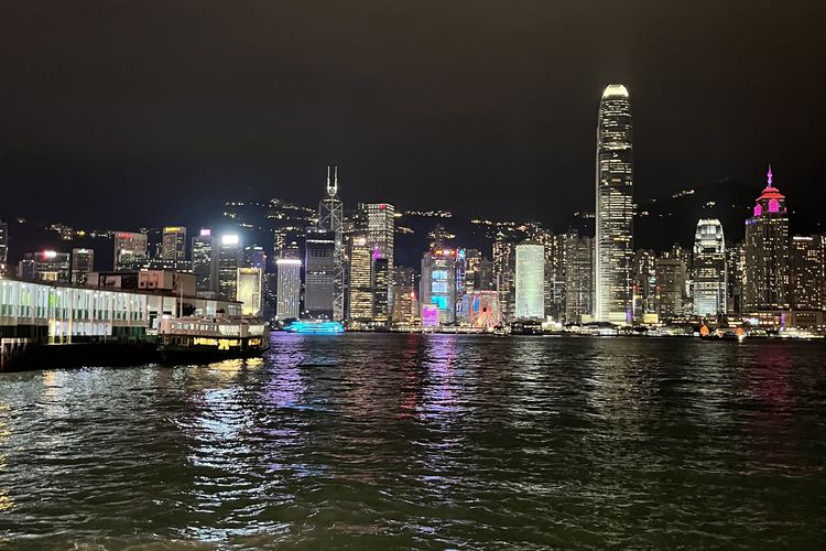 Pemandangan malam hari dari Harbour City, Hong Kong, Selasa (14/2/2023).